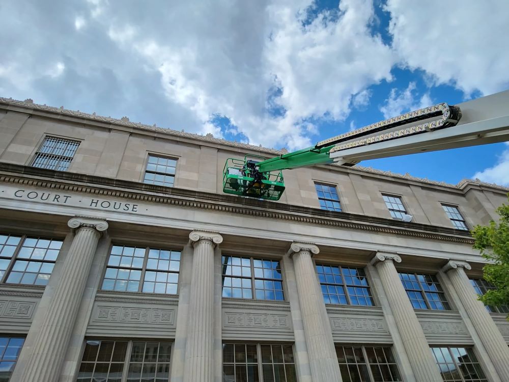 window washer working on the Springfield il courthouse